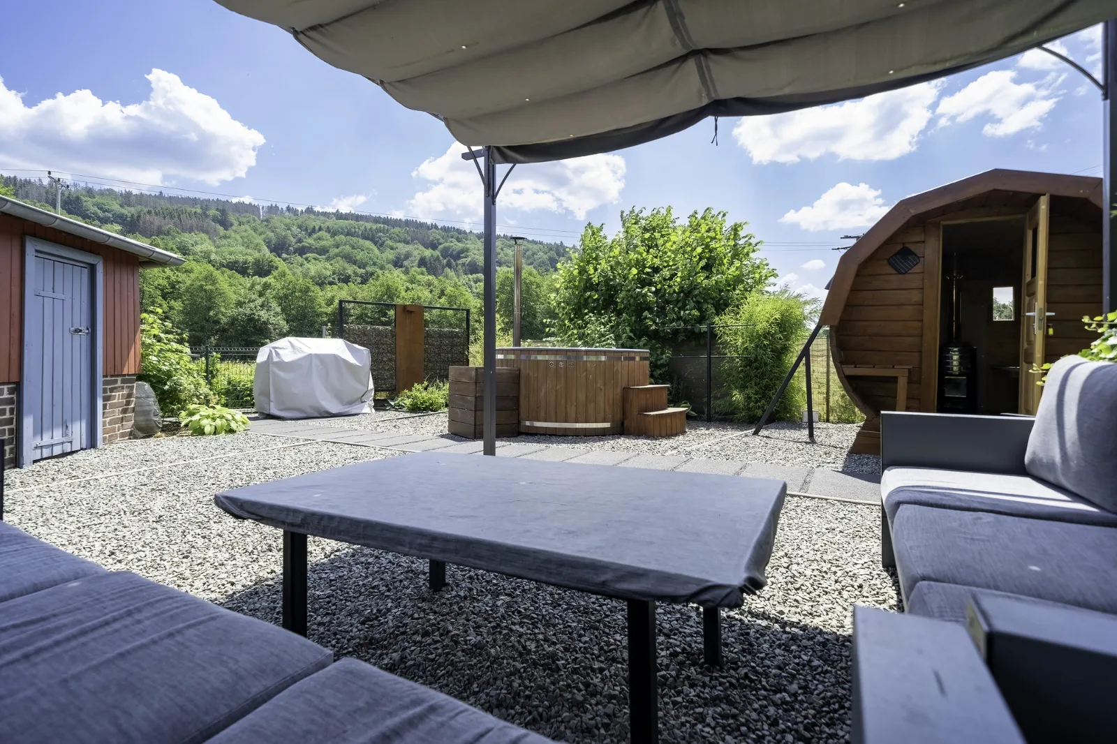 Haus mit drei Wohnungen und Ferienvermietung in Nonnweiler-Kastel