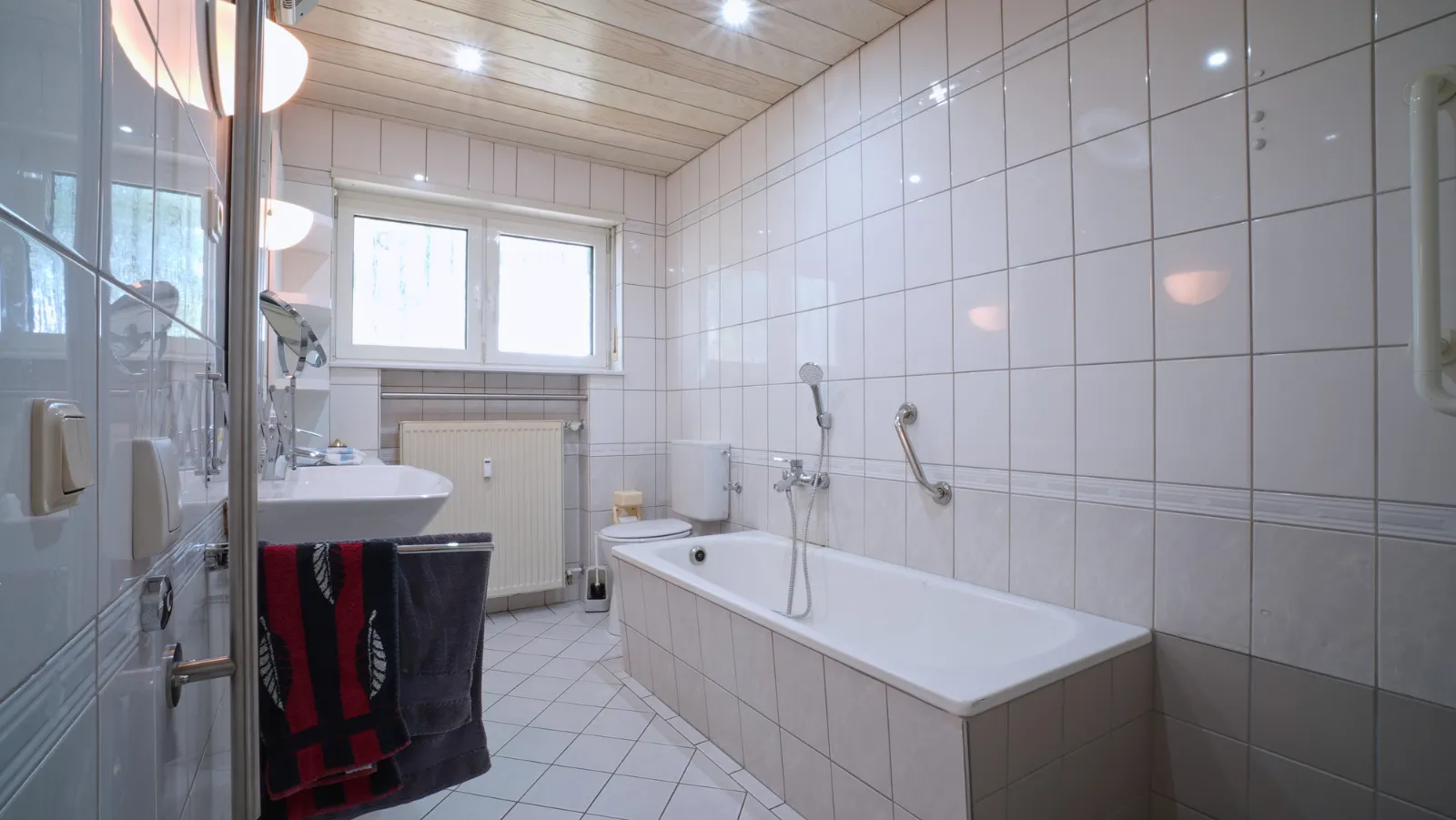 Mehrfamilienhaus mit drei Wohnungen und parkähnlichem Grundstück in Völklingen