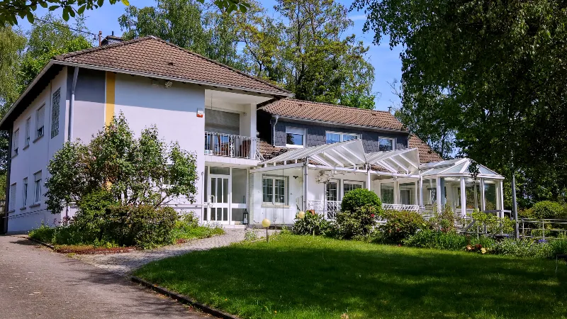 Mehrfamilienhaus mit drei Wohnungen und parkähnlichem Grundstück in Völklingen