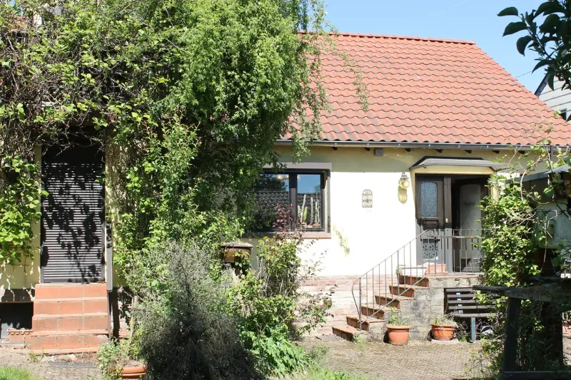 Einfamilienhaus mit Bauplatz in ruhiger Sackgasse — Raum für zwei Generationen